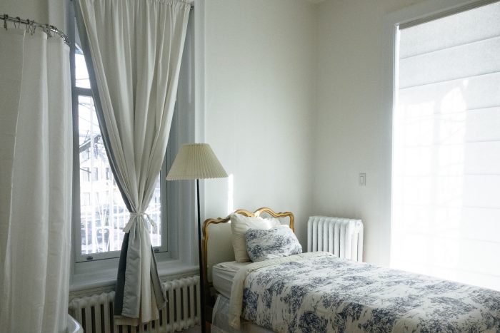 Window blinds Glasgow match the soft colours of the bedroom.